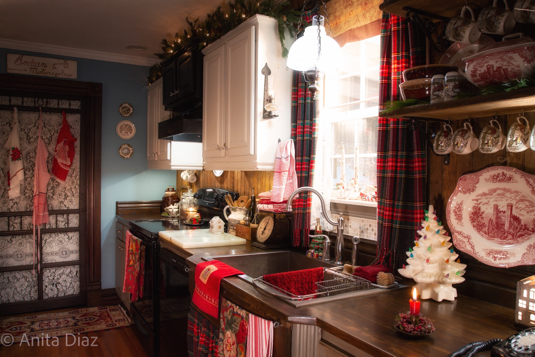 Merry Christmas cottage kitchen and dining - Whispering Pines Homestead