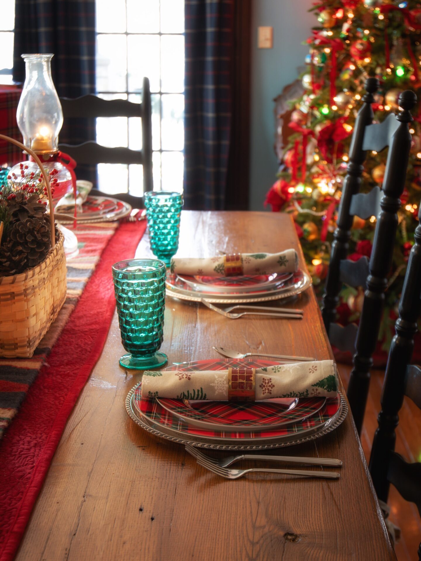 Two easy Christmas table scapes!
